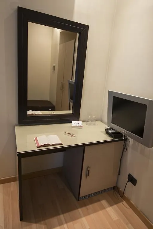 居家酒店 罗马 0*,